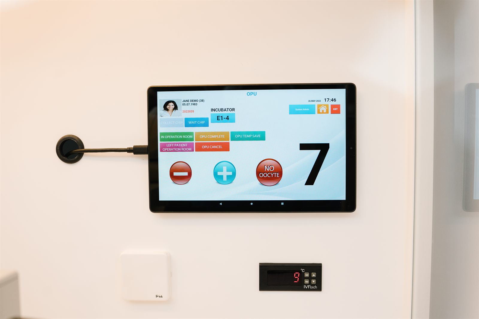 OR Wall LCD (32")